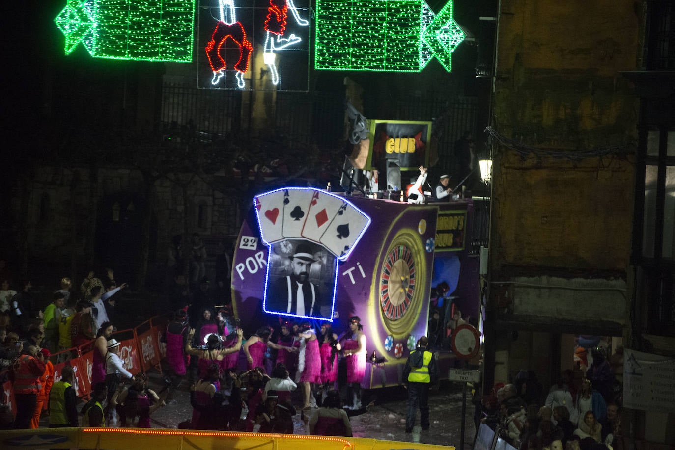 Los más originales y rimbombantes artilugios desfilan llenando las calles de espuma en la mayor fiesta del Antroxu avilesino.