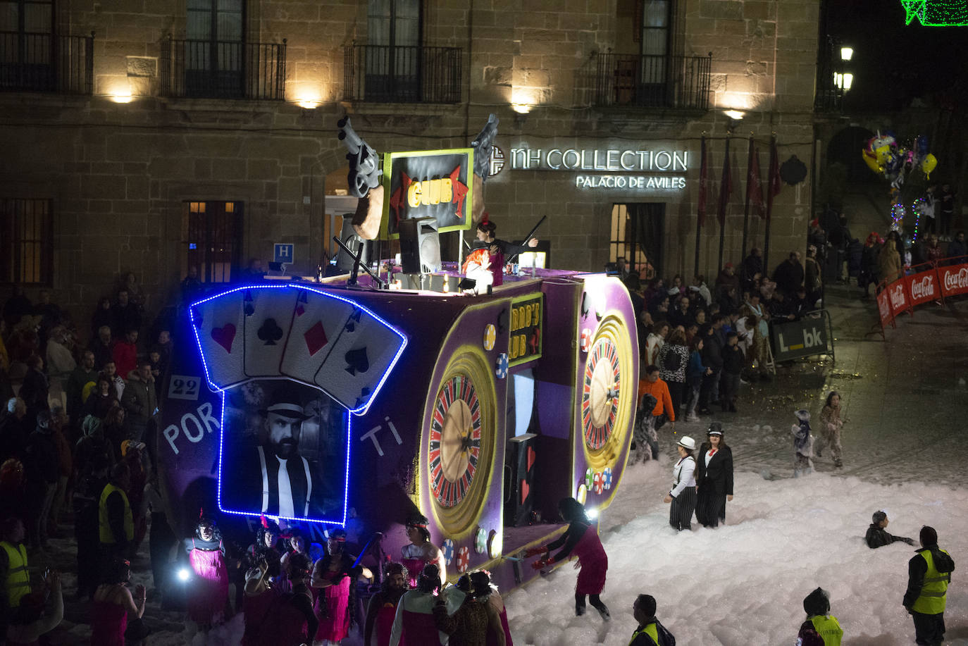 Los más originales y rimbombantes artilugios desfilan llenando las calles de espuma en la mayor fiesta del Antroxu avilesino.