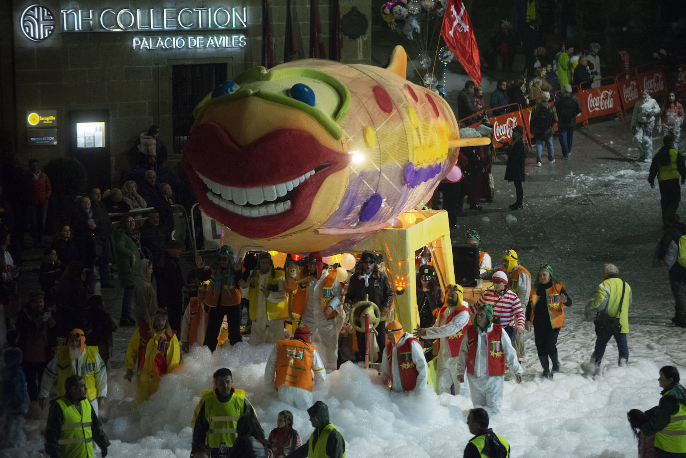 Los más originales y rimbombantes artilugios desfilan llenando las calles de espuma en la mayor fiesta del Antroxu avilesino.