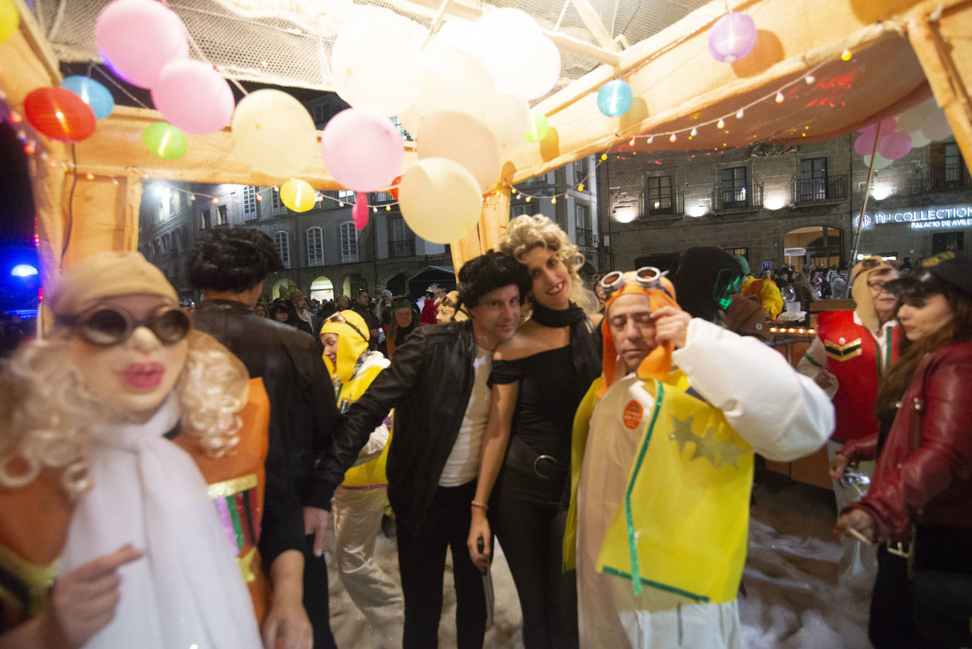 Los más originales y rimbombantes artilugios desfilan llenando las calles de espuma en la mayor fiesta del Antroxu avilesino.