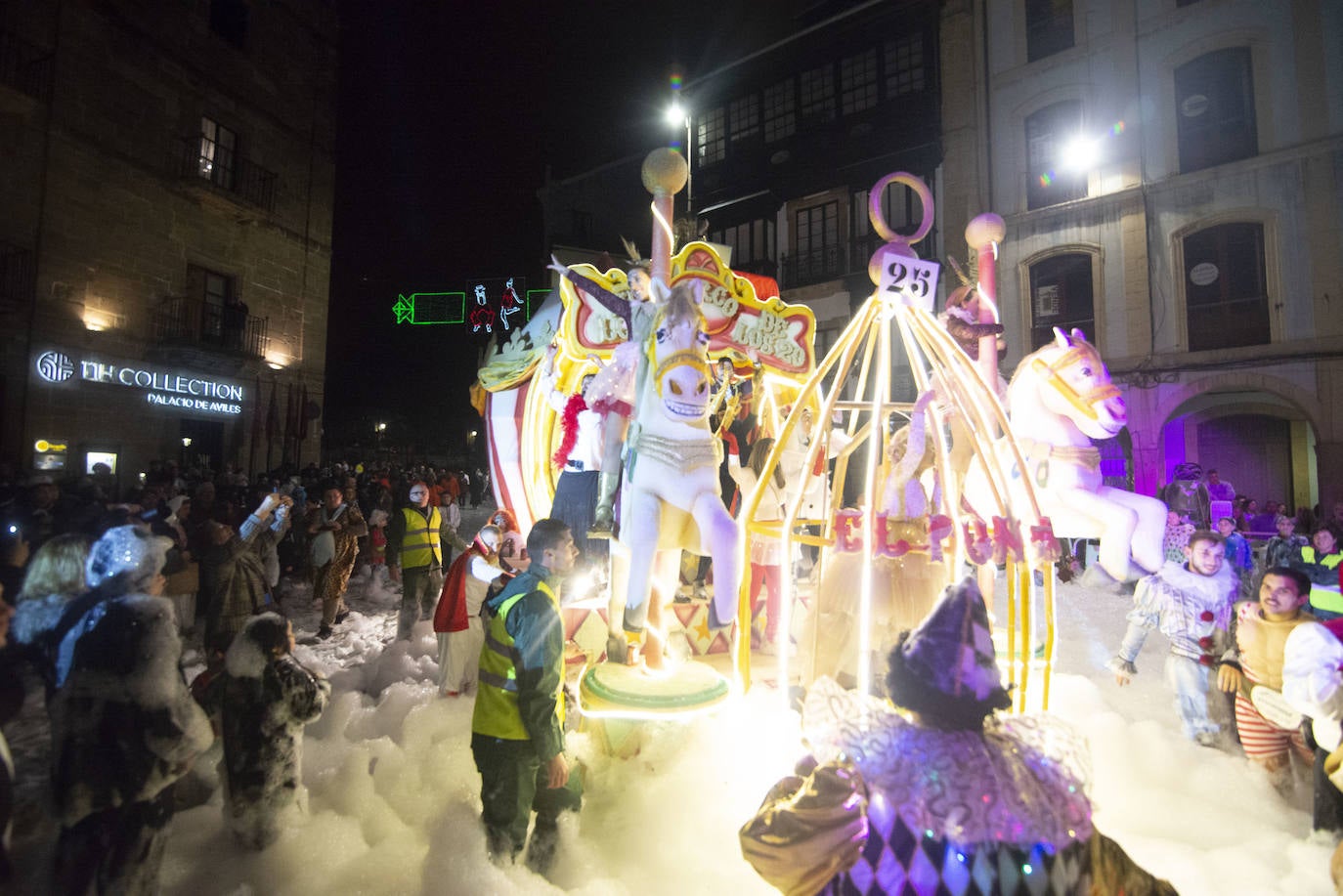 Los más originales y rimbombantes artilugios desfilan llenando las calles de espuma en la mayor fiesta del Antroxu avilesino.