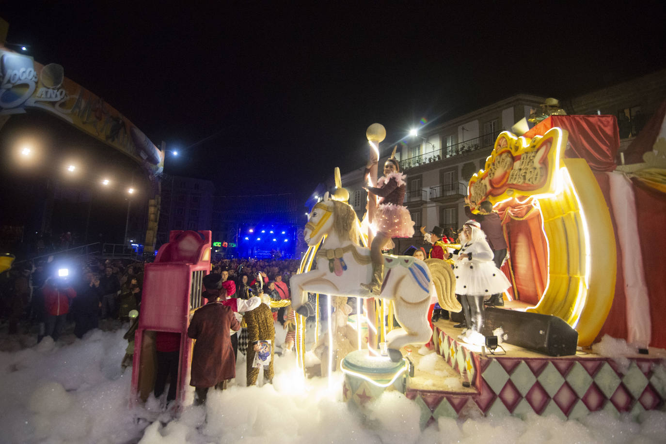 Los más originales y rimbombantes artilugios desfilan llenando las calles de espuma en la mayor fiesta del Antroxu avilesino.