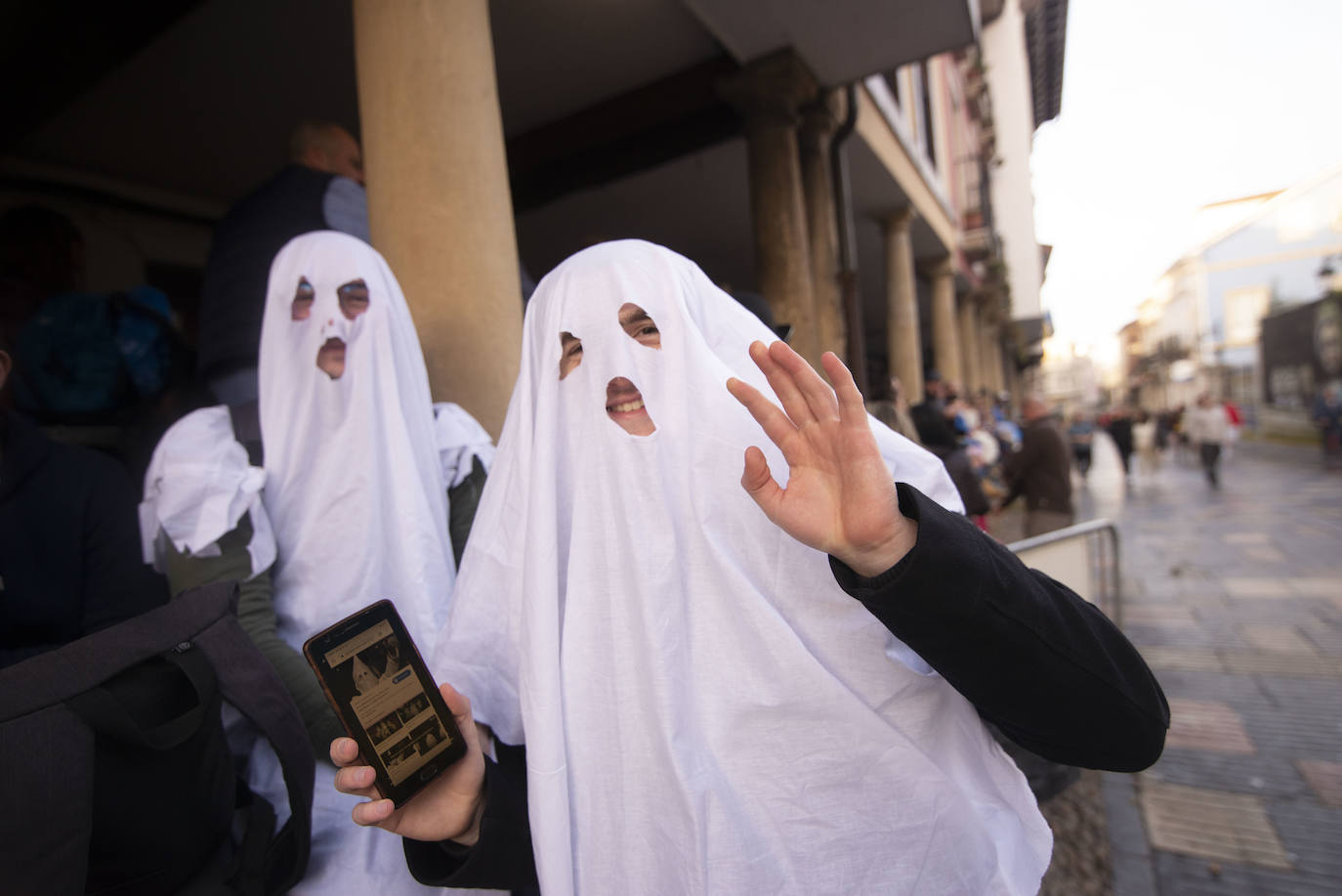 Los más originales y rimbombantes artilugios desfilan llenando las calles de espuma en la mayor fiesta del Antroxu avilesino.