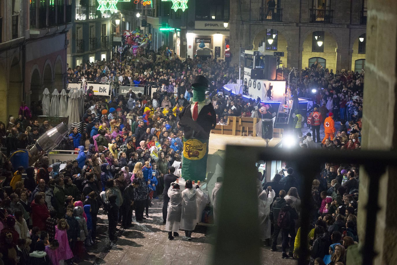 Los más originales y rimbombantes artilugios desfilan llenando las calles de espuma en la mayor fiesta del Antroxu avilesino.