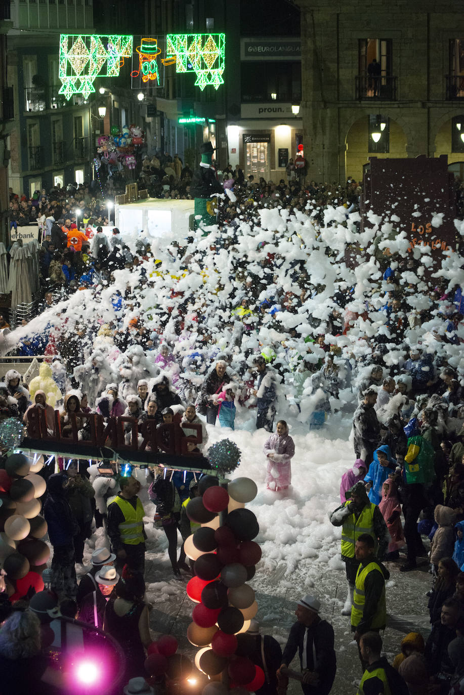 Los más originales y rimbombantes artilugios desfilan llenando las calles de espuma en la mayor fiesta del Antroxu avilesino.