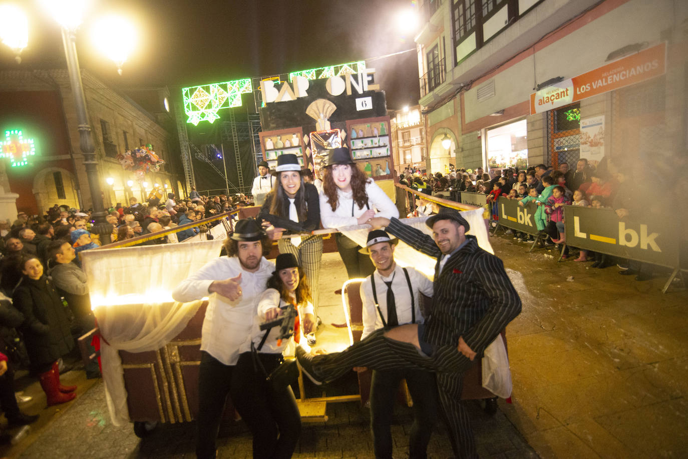 Los más originales y rimbombantes artilugios desfilan llenando las calles de espuma en la mayor fiesta del Antroxu avilesino.