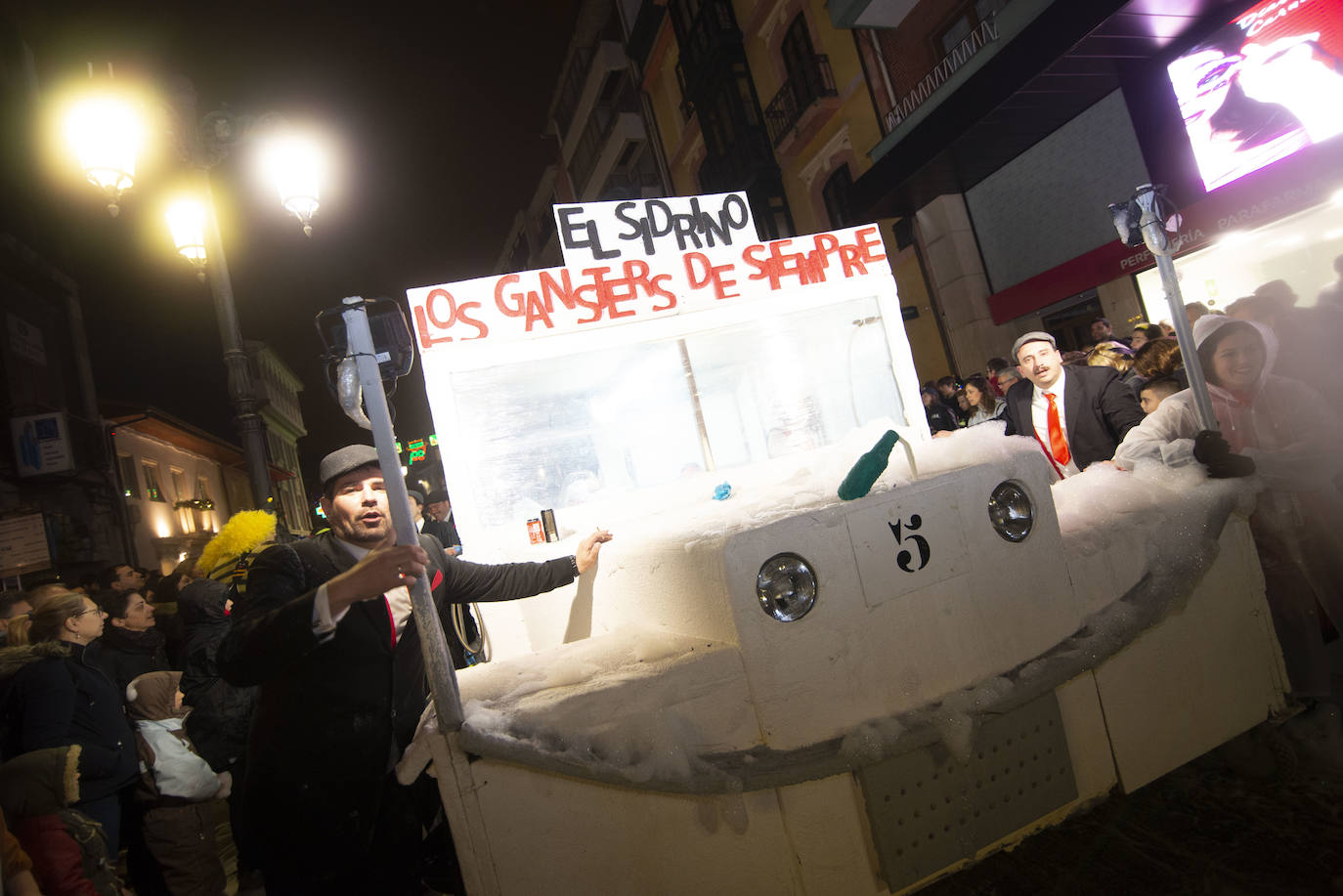 Los más originales y rimbombantes artilugios desfilan llenando las calles de espuma en la mayor fiesta del Antroxu avilesino.