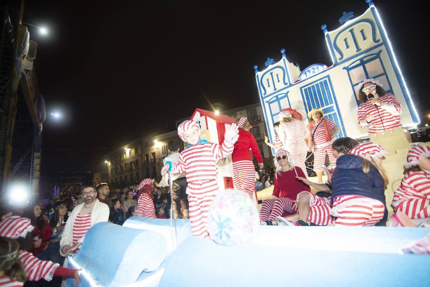 Los más originales y rimbombantes artilugios desfilan llenando las calles de espuma en la mayor fiesta del Antroxu avilesino.