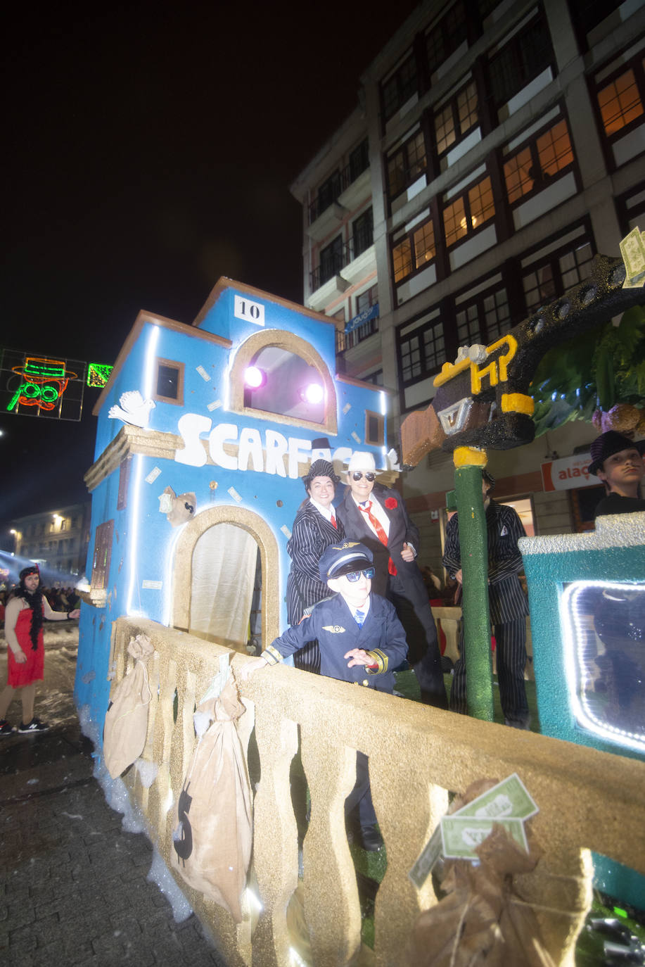 Los más originales y rimbombantes artilugios desfilan llenando las calles de espuma en la mayor fiesta del Antroxu avilesino.