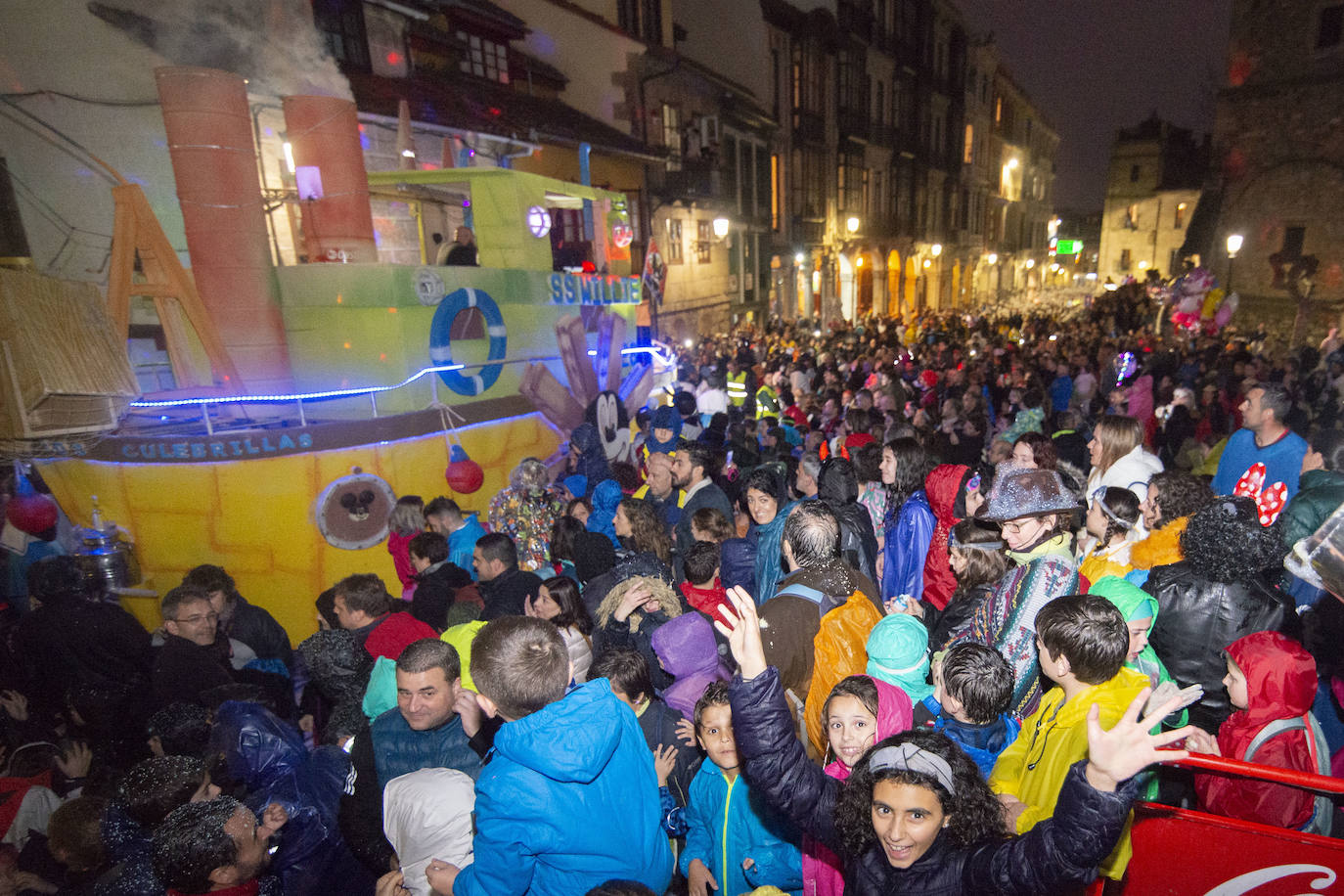 Los más originales y rimbombantes artilugios desfilan llenando las calles de espuma en la mayor fiesta del Antroxu avilesino.