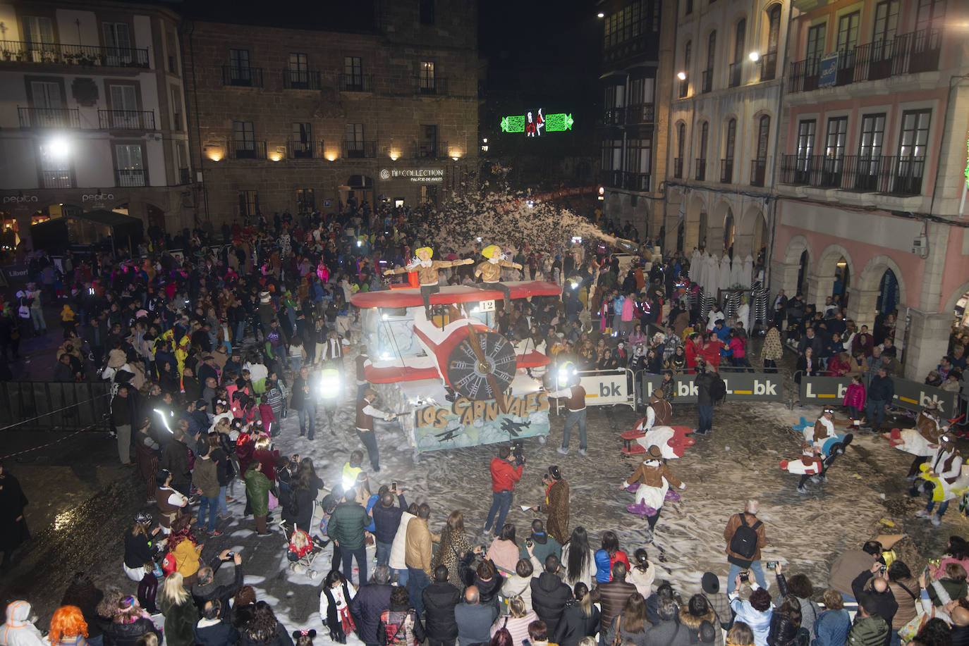 Los más originales y rimbombantes artilugios desfilan llenando las calles de espuma en la mayor fiesta del Antroxu avilesino.