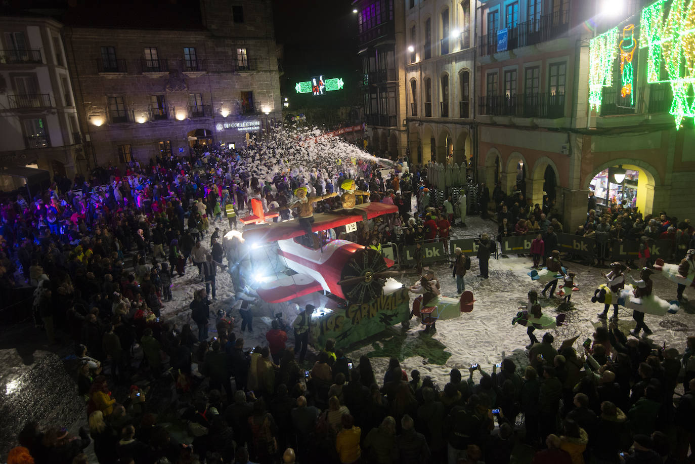 Los más originales y rimbombantes artilugios desfilan llenando las calles de espuma en la mayor fiesta del Antroxu avilesino.