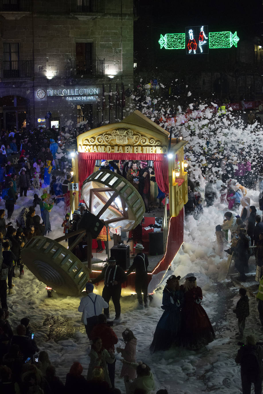 Los más originales y rimbombantes artilugios desfilan llenando las calles de espuma en la mayor fiesta del Antroxu avilesino.