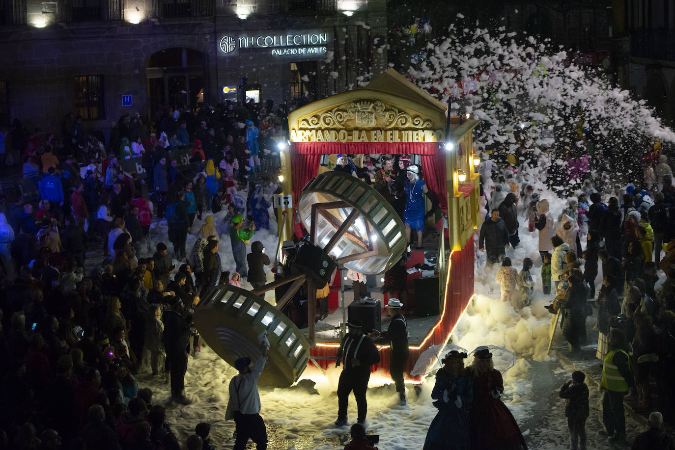 Los más originales y rimbombantes artilugios desfilan llenando las calles de espuma en la mayor fiesta del Antroxu avilesino.