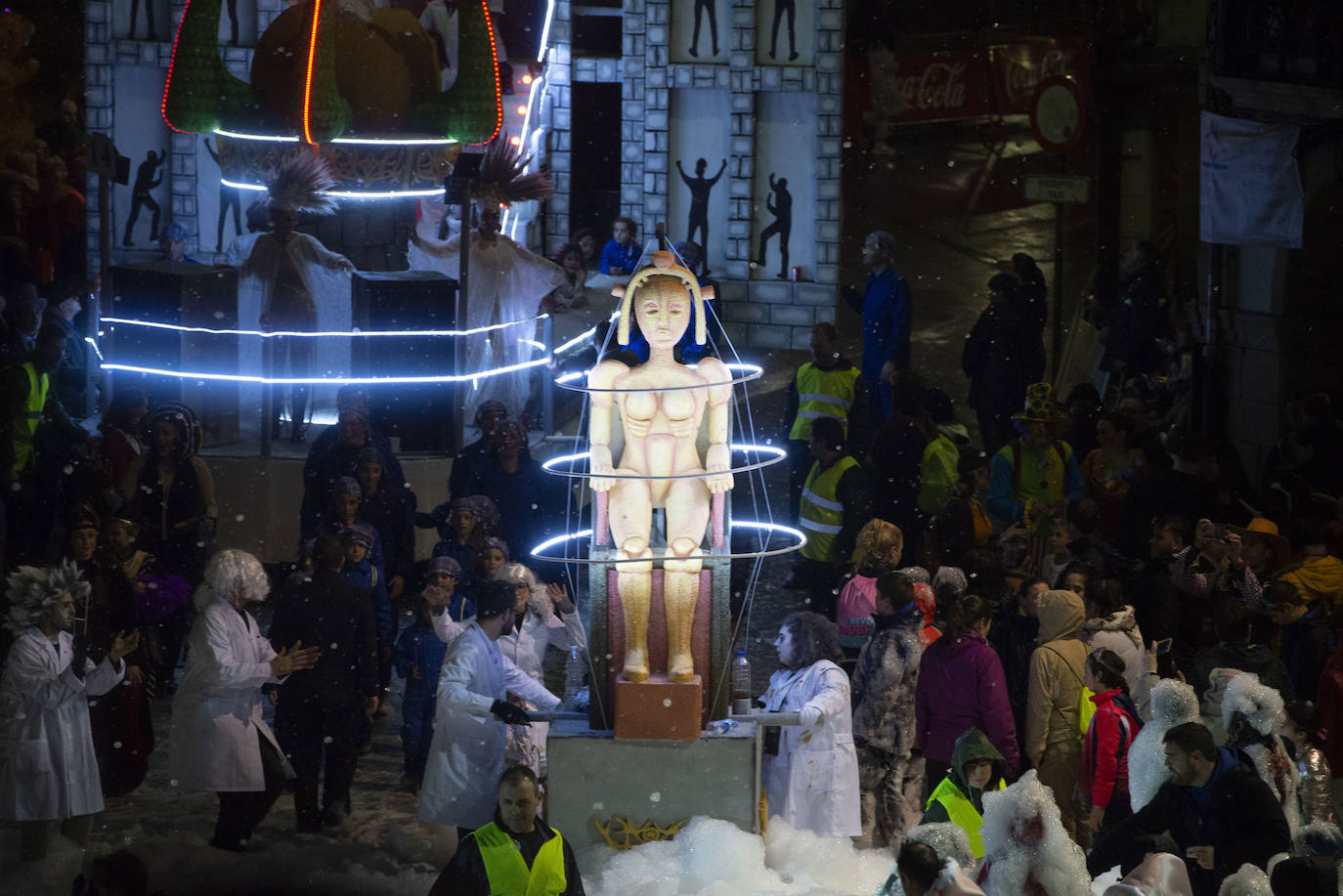 Los más originales y rimbombantes artilugios desfilan llenando las calles de espuma en la mayor fiesta del Antroxu avilesino.