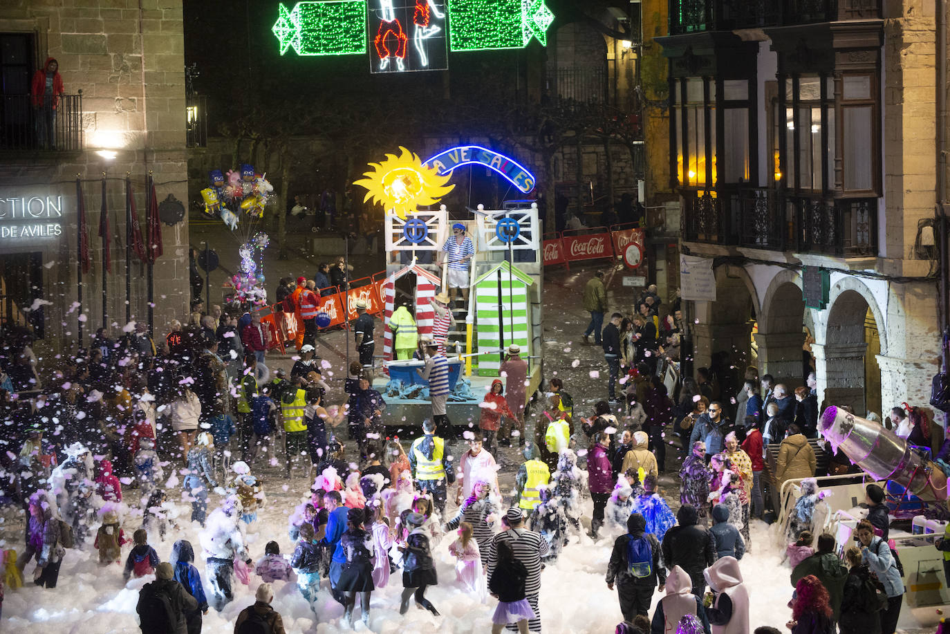 Los más originales y rimbombantes artilugios desfilan llenando las calles de espuma en la mayor fiesta del Antroxu avilesino.