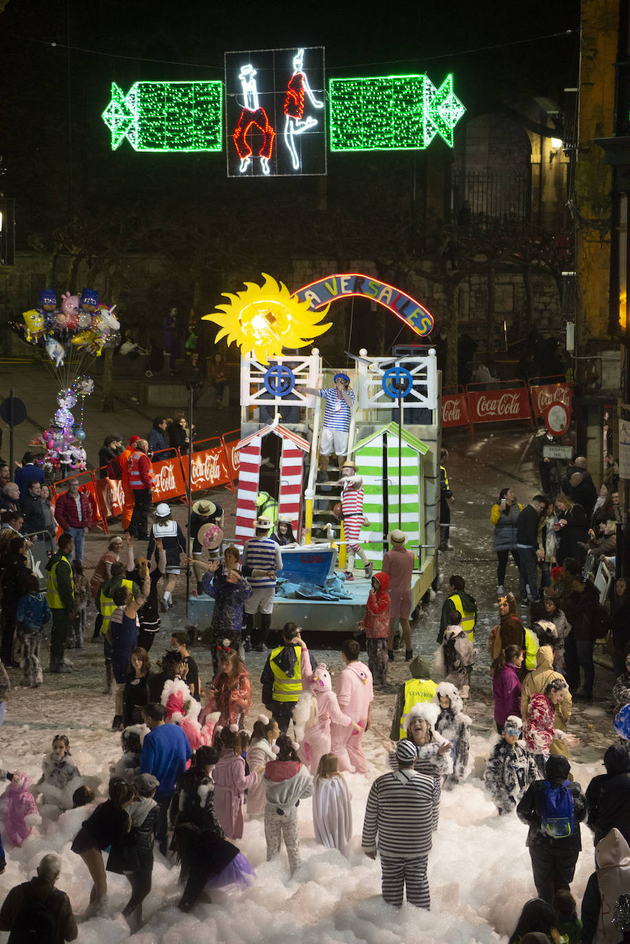 Los más originales y rimbombantes artilugios desfilan llenando las calles de espuma en la mayor fiesta del Antroxu avilesino.