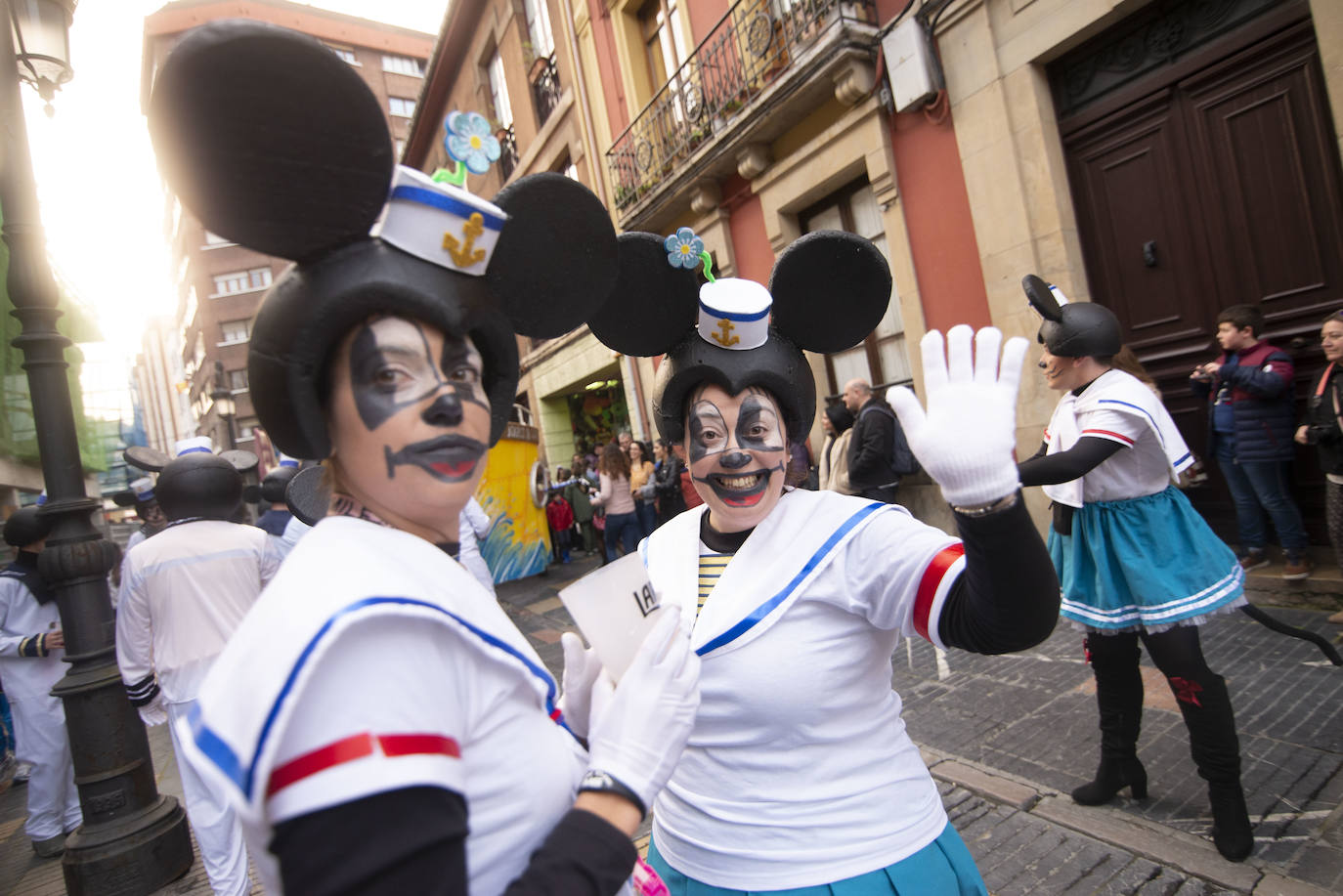 Los más originales y rimbombantes artilugios desfilan llenando las calles de espuma en la mayor fiesta del Antroxu avilesino.