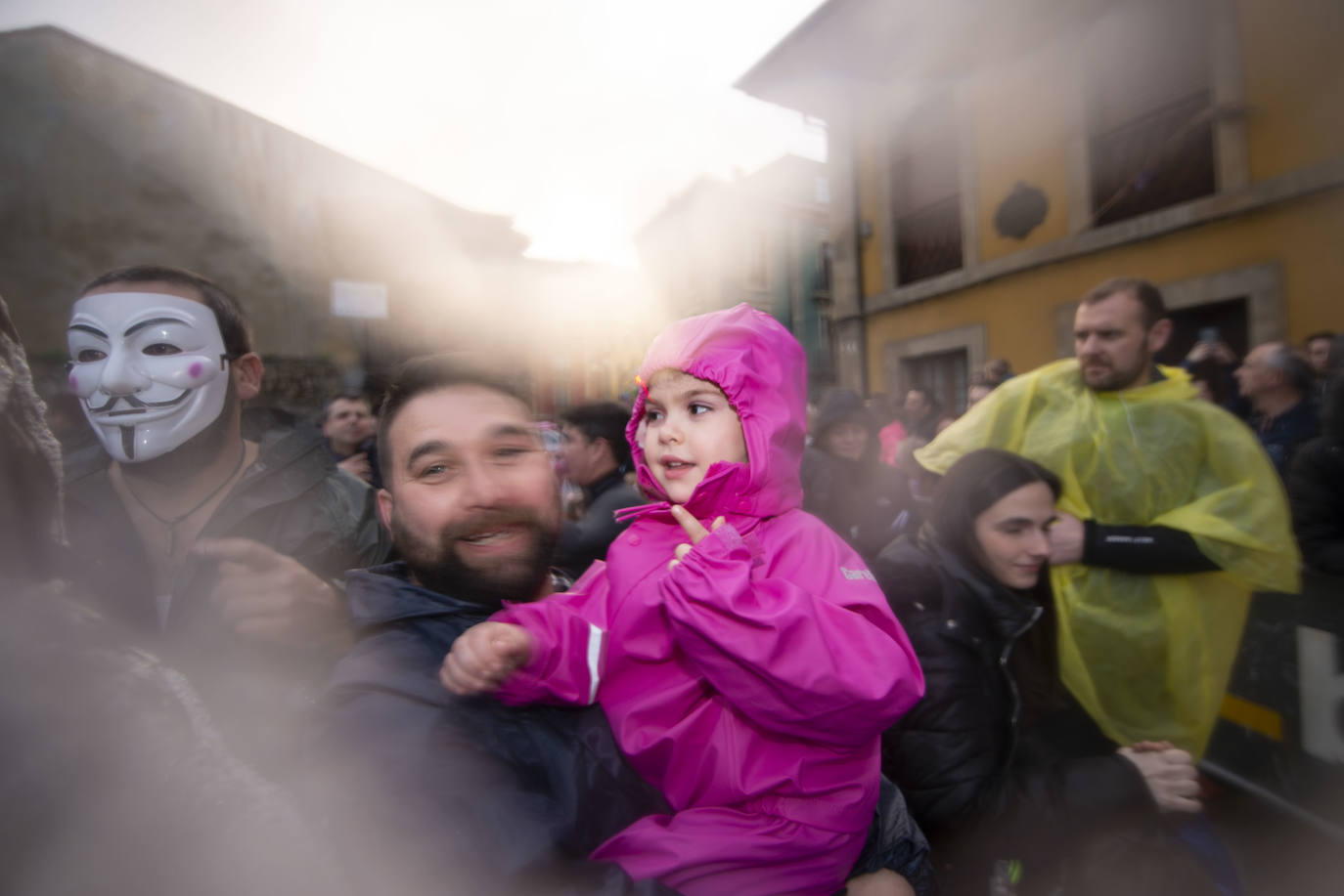 Los más originales y rimbombantes artilugios desfilan llenando las calles de espuma en la mayor fiesta del Antroxu avilesino.