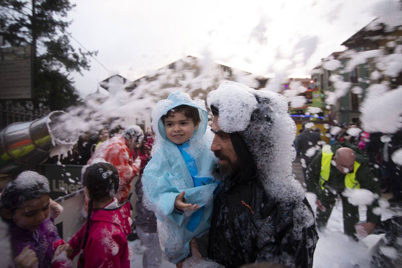 Los más originales y rimbombantes artilugios desfilan llenando las calles de espuma en la mayor fiesta del Antroxu avilesino.