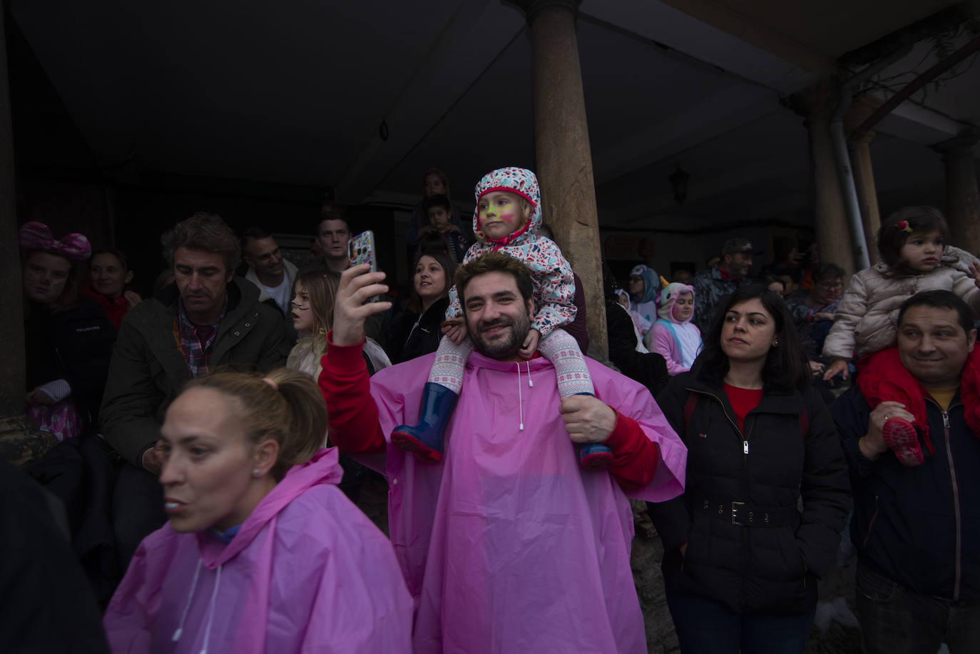 Los más originales y rimbombantes artilugios desfilan llenando las calles de espuma en la mayor fiesta del Antroxu avilesino.