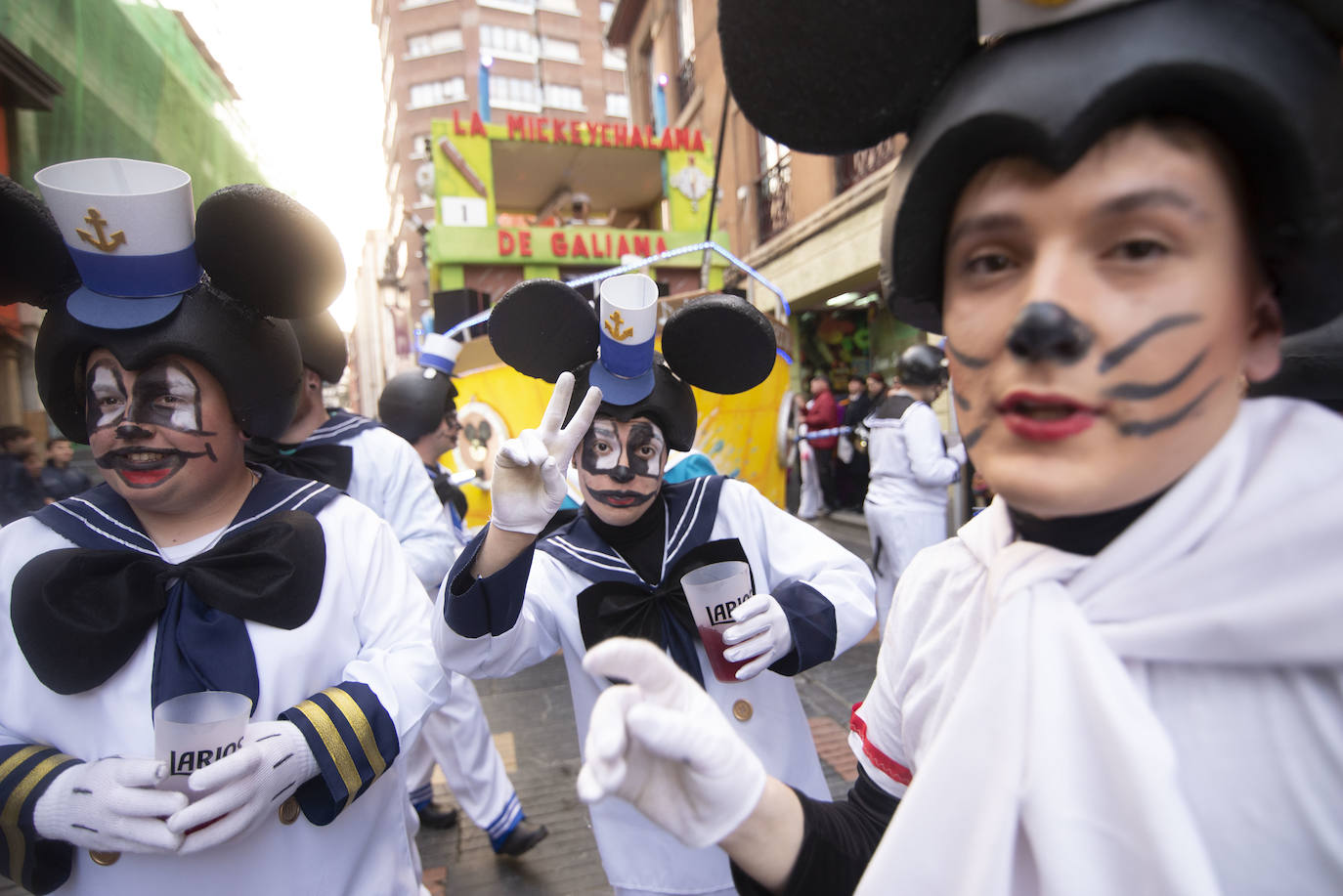 Los más originales y rimbombantes artilugios desfilan llenando las calles de espuma en la mayor fiesta del Antroxu avilesino.