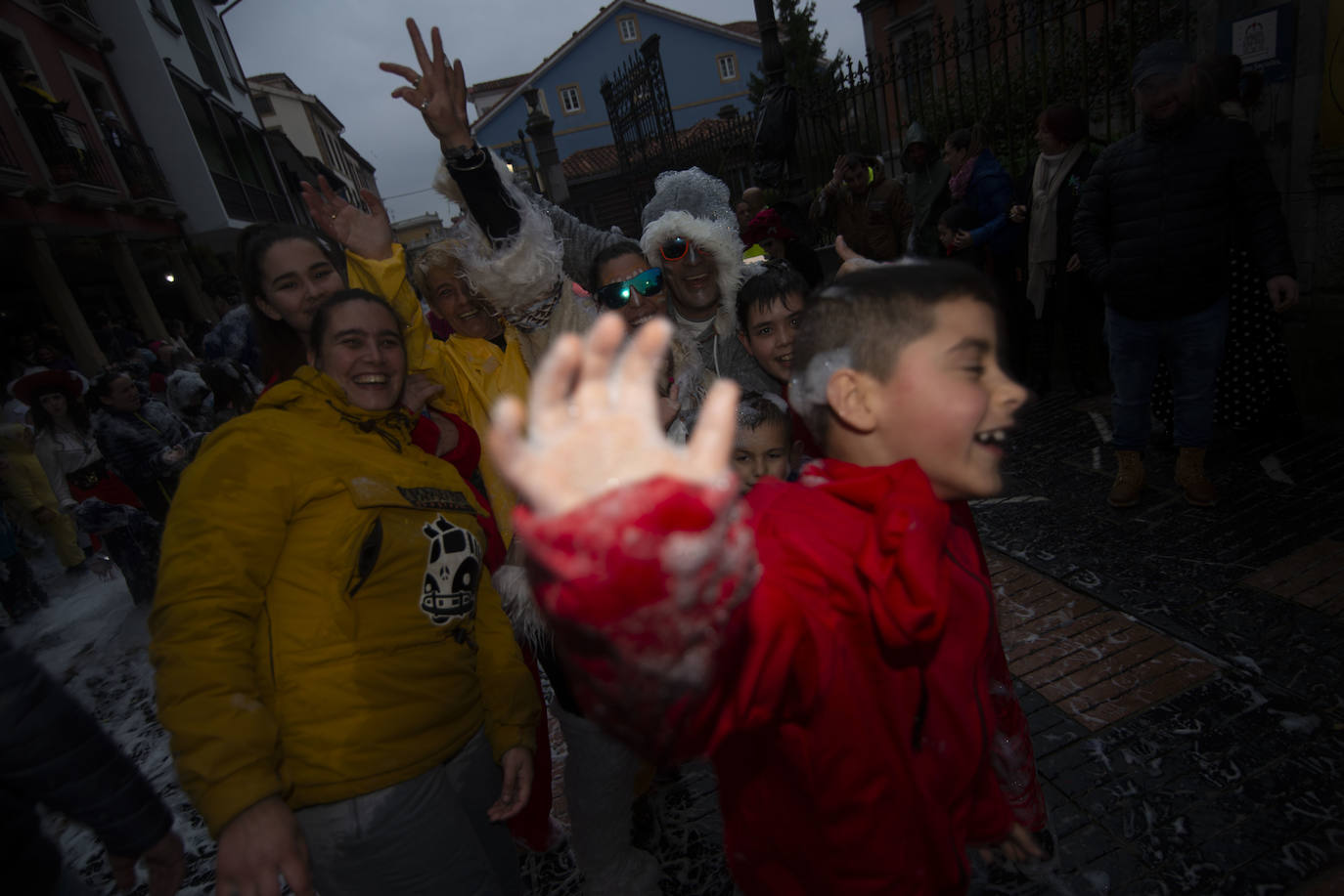 Los más originales y rimbombantes artilugios desfilan llenando las calles de espuma en la mayor fiesta del Antroxu avilesino.