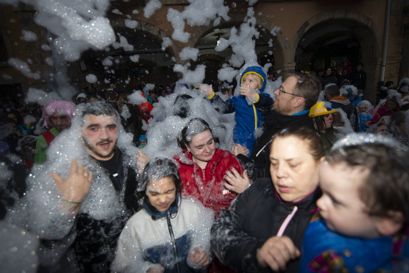 Los más originales y rimbombantes artilugios desfilan llenando las calles de espuma en la mayor fiesta del Antroxu avilesino.