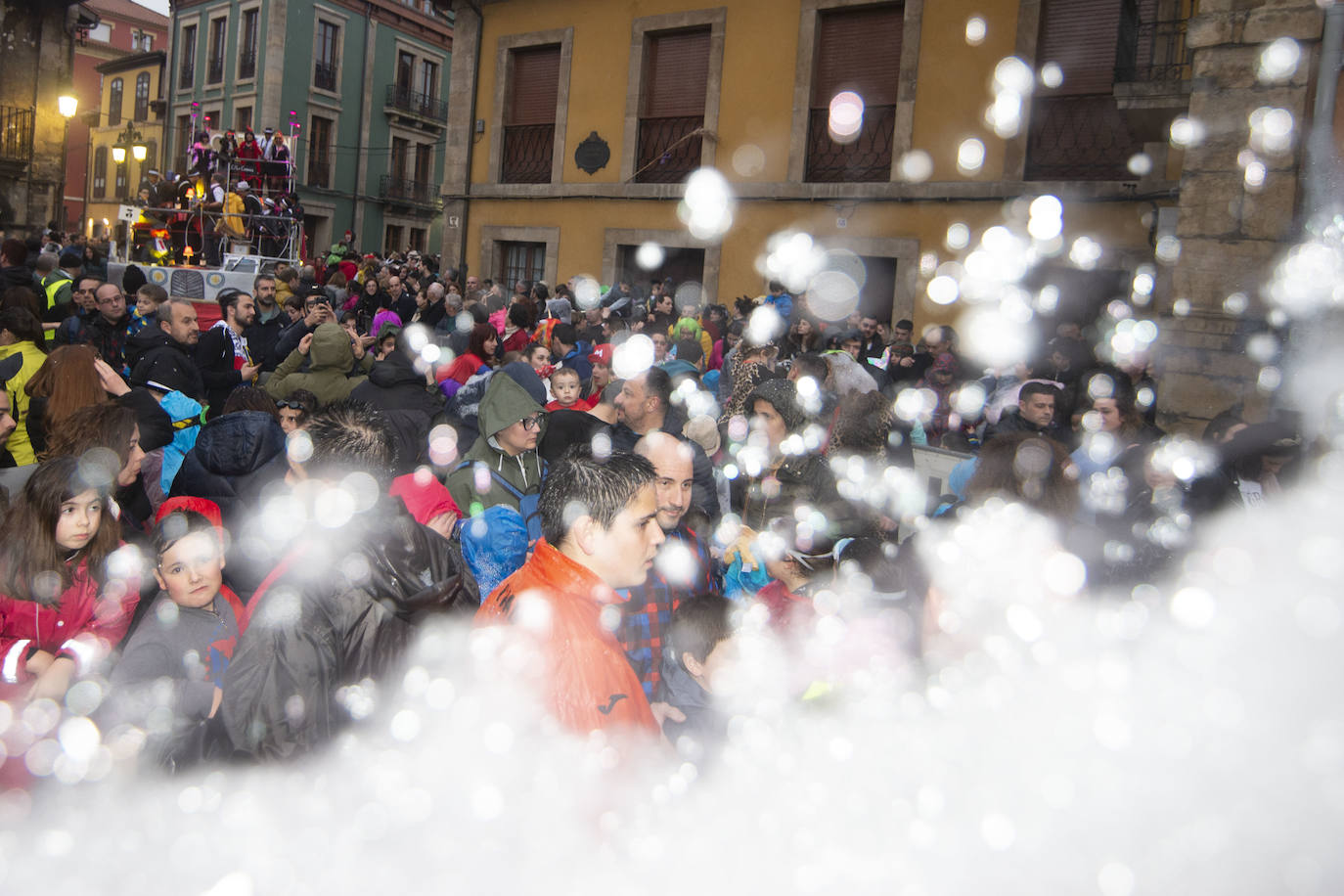 Los más originales y rimbombantes artilugios desfilan llenando las calles de espuma en la mayor fiesta del Antroxu avilesino.