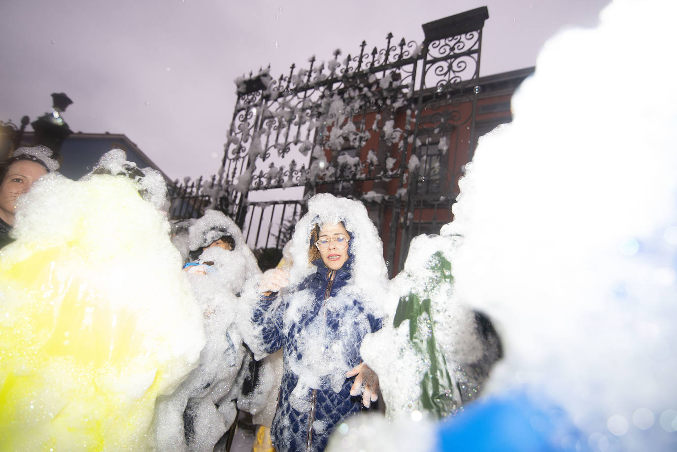 Los más originales y rimbombantes artilugios desfilan llenando las calles de espuma en la mayor fiesta del Antroxu avilesino.