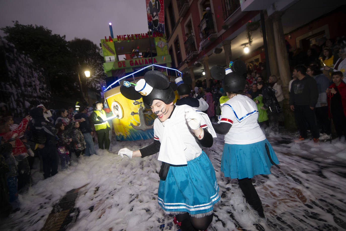 Los más originales y rimbombantes artilugios desfilan llenando las calles de espuma en la mayor fiesta del Antroxu avilesino.