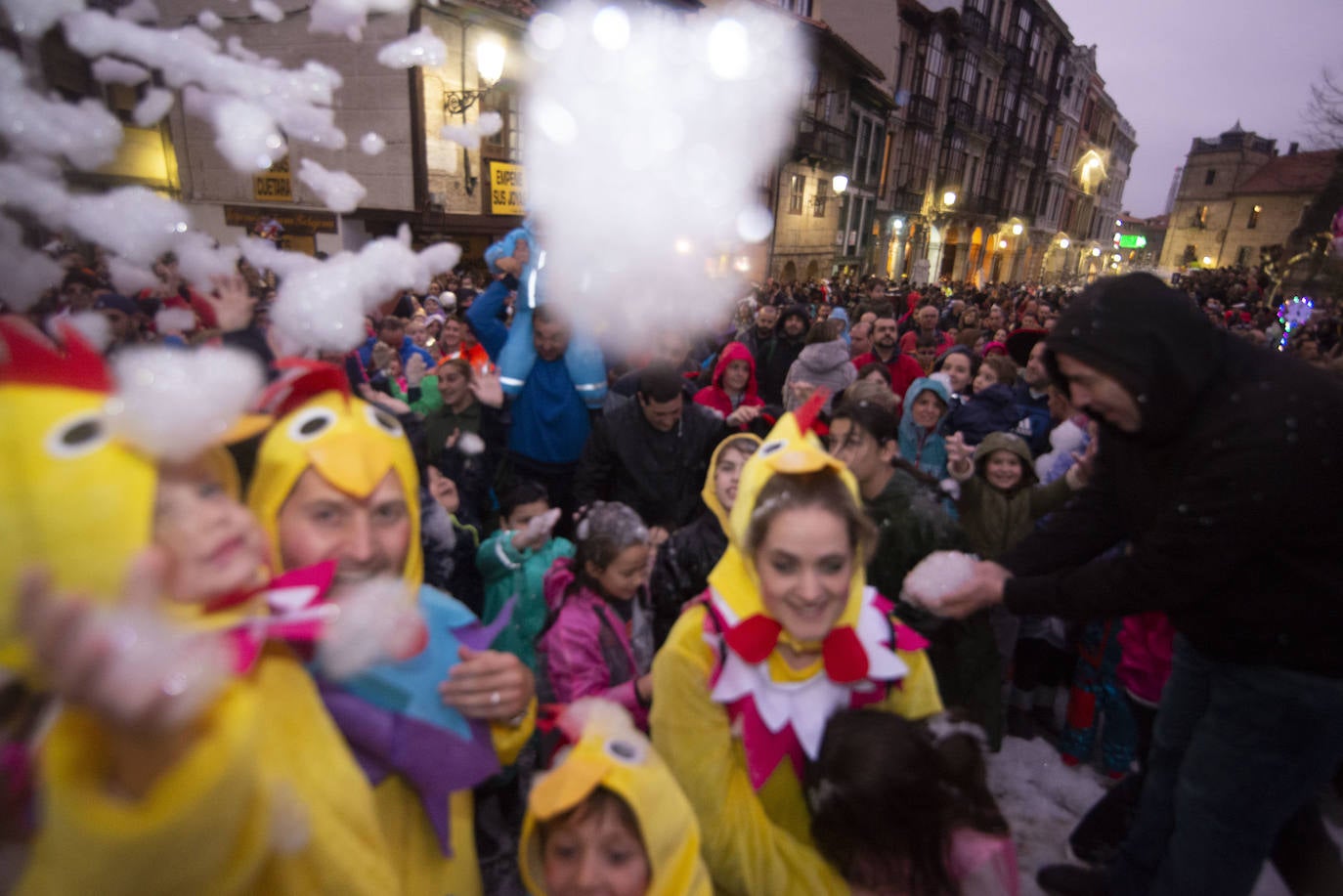 Los más originales y rimbombantes artilugios desfilan llenando las calles de espuma en la mayor fiesta del Antroxu avilesino.