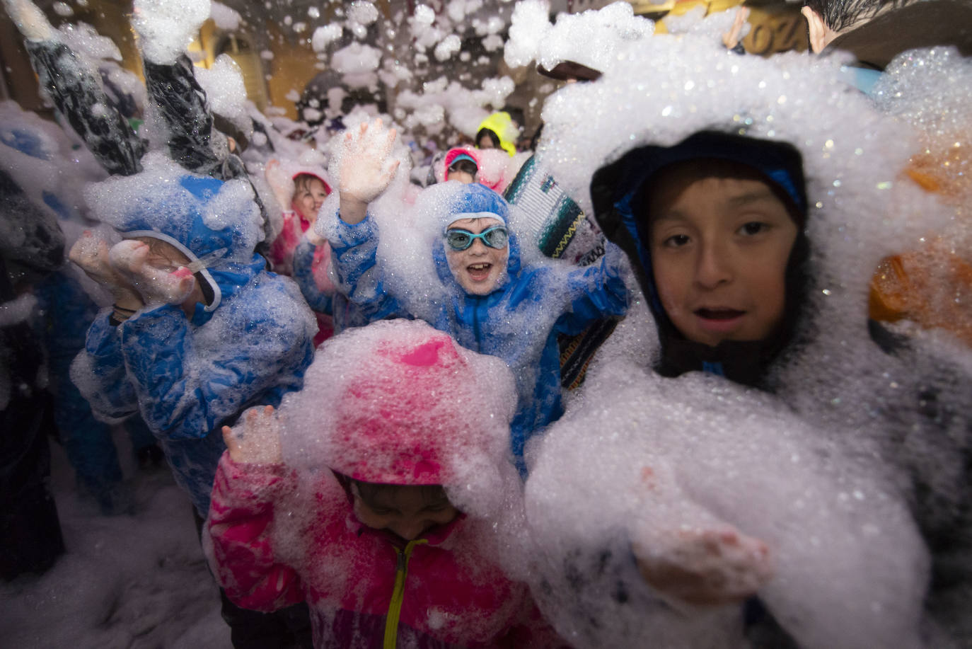 Los más originales y rimbombantes artilugios desfilan llenando las calles de espuma en la mayor fiesta del Antroxu avilesino.