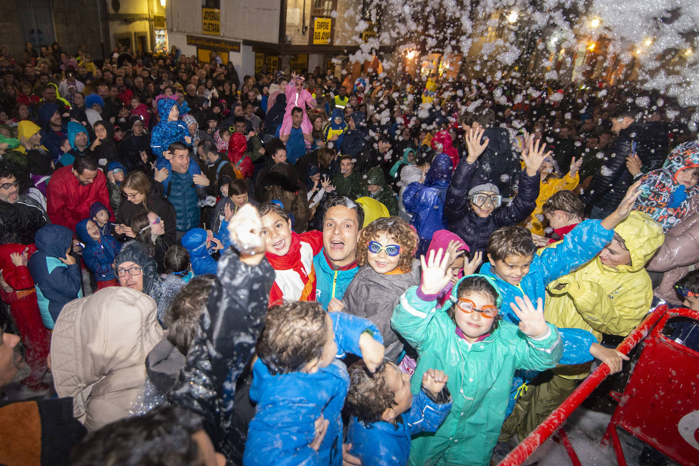 Los más originales y rimbombantes artilugios desfilan llenando las calles de espuma en la mayor fiesta del Antroxu avilesino.