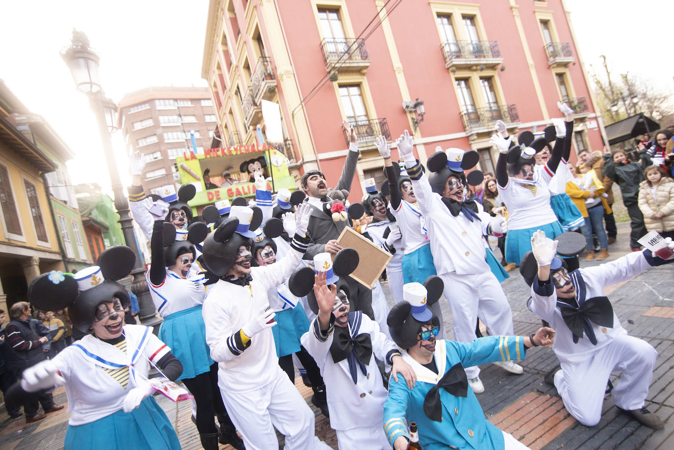 Los más originales y rimbombantes artilugios desfilan llenando las calles de espuma en la mayor fiesta del Antroxu avilesino.