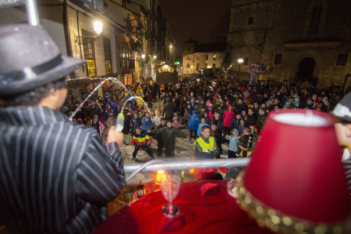 Los más originales y rimbombantes artilugios desfilan llenando las calles de espuma en la mayor fiesta del Antroxu avilesino.