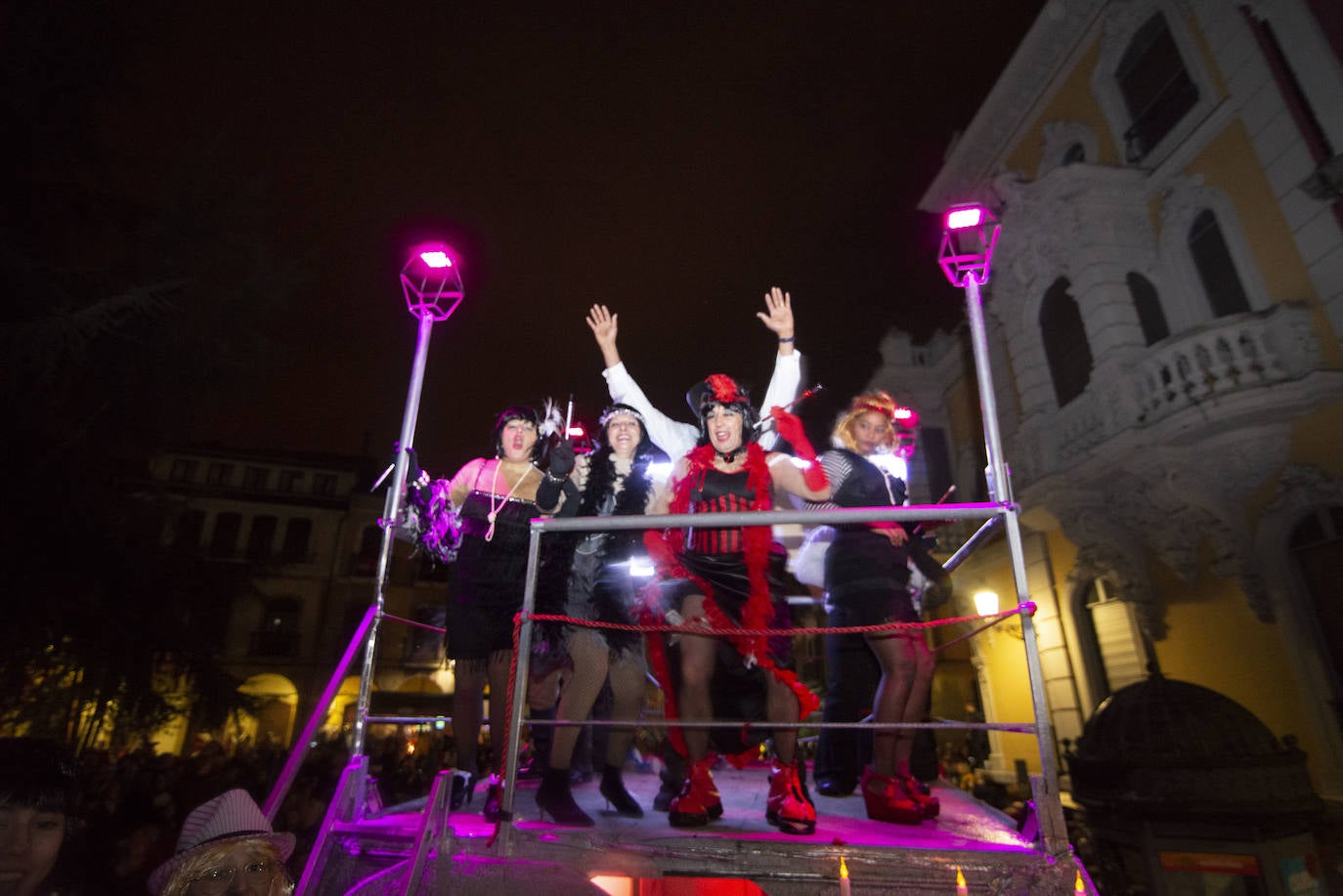 Los más originales y rimbombantes artilugios desfilan llenando las calles de espuma en la mayor fiesta del Antroxu avilesino.