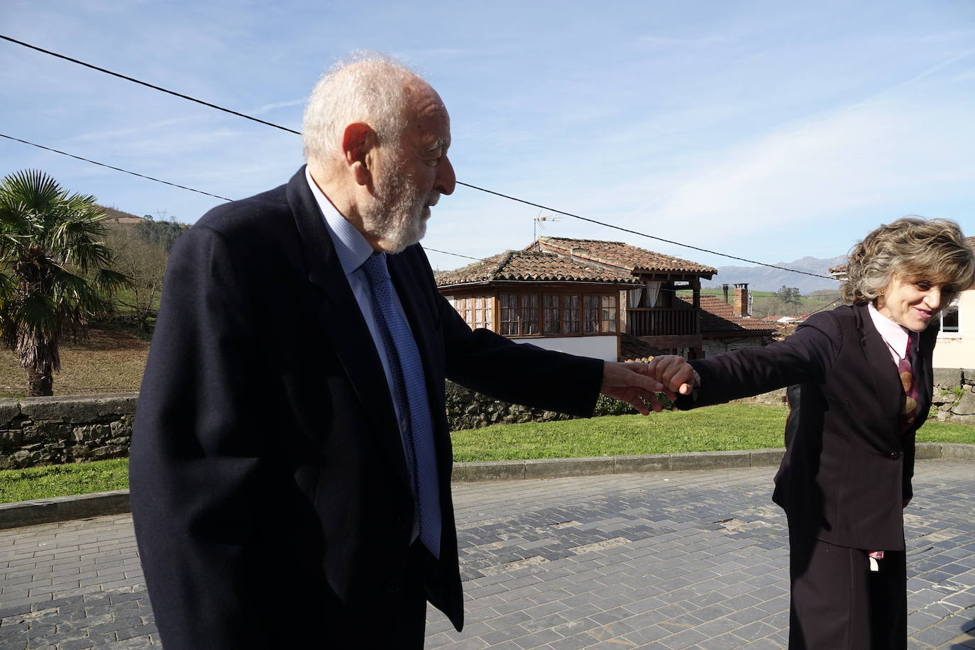 El periodista recibe este reconocimiento de su concejo natal. «He recorrido más de cien países de cinco continentes hablando de Cangas», reconocía el articulista de EL COMERCIO.