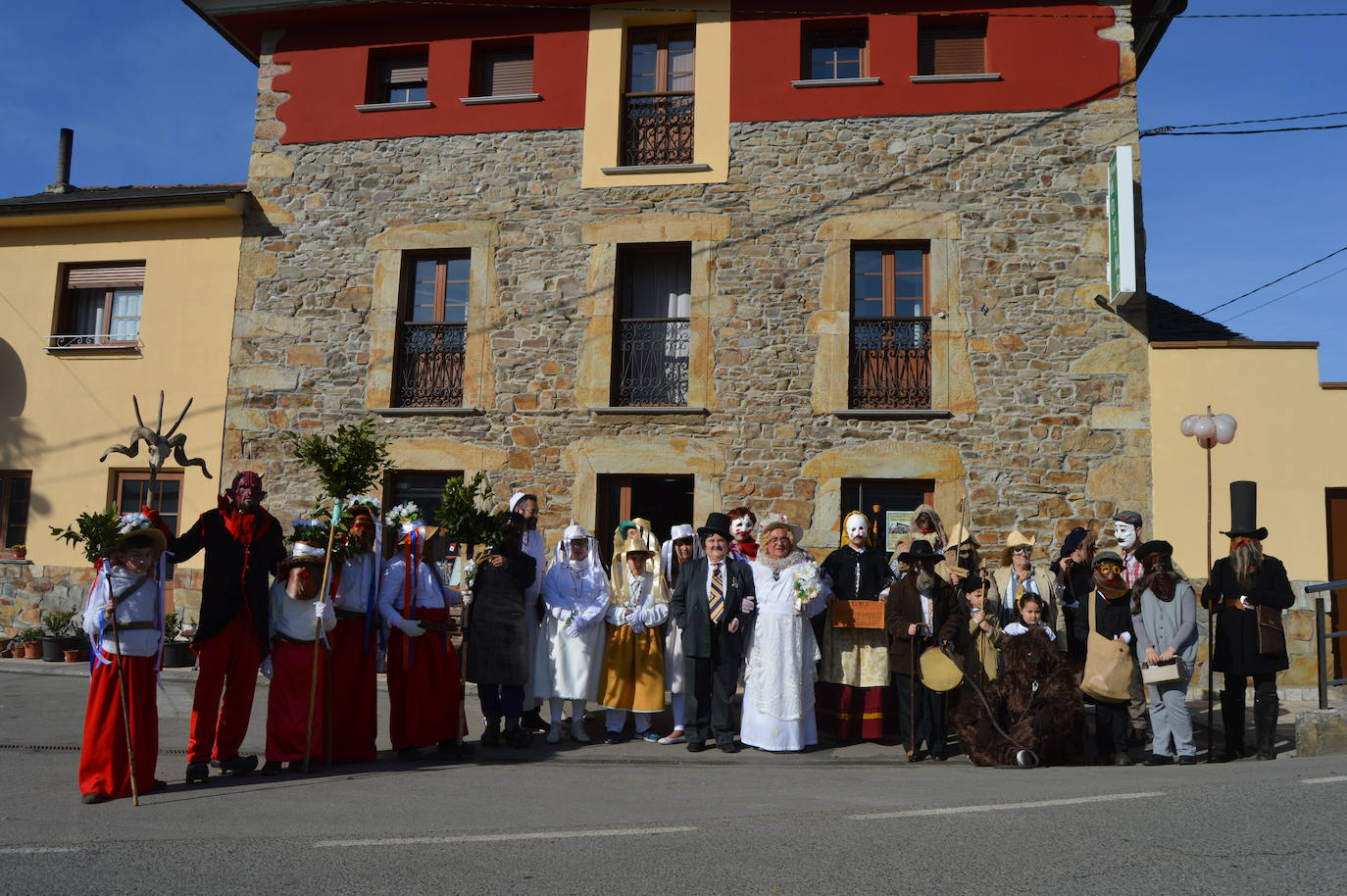 Naraval y Navelgas, por la mañana y, por la tarde, Zardaín. Son las tres paradas de la comparsa de los Guilandeiros de Tineo. Sus 32 personajes recorren los pueblos haciendo travesuras y cantan para ganarse el aguinaldo. Este año, además, han sumado a los jóvenes que aspiran a tomar el relevo tras formarse en la Escuelina de Guilandeiros. 