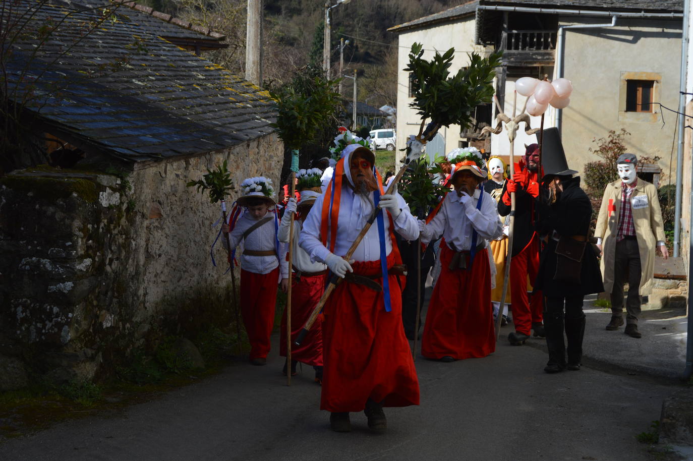 Naraval y Navelgas, por la mañana y, por la tarde, Zardaín. Son las tres paradas de la comparsa de los Guilandeiros de Tineo. Sus 32 personajes recorren los pueblos haciendo travesuras y cantan para ganarse el aguinaldo. Este año, además, han sumado a los jóvenes que aspiran a tomar el relevo tras formarse en la Escuelina de Guilandeiros. 