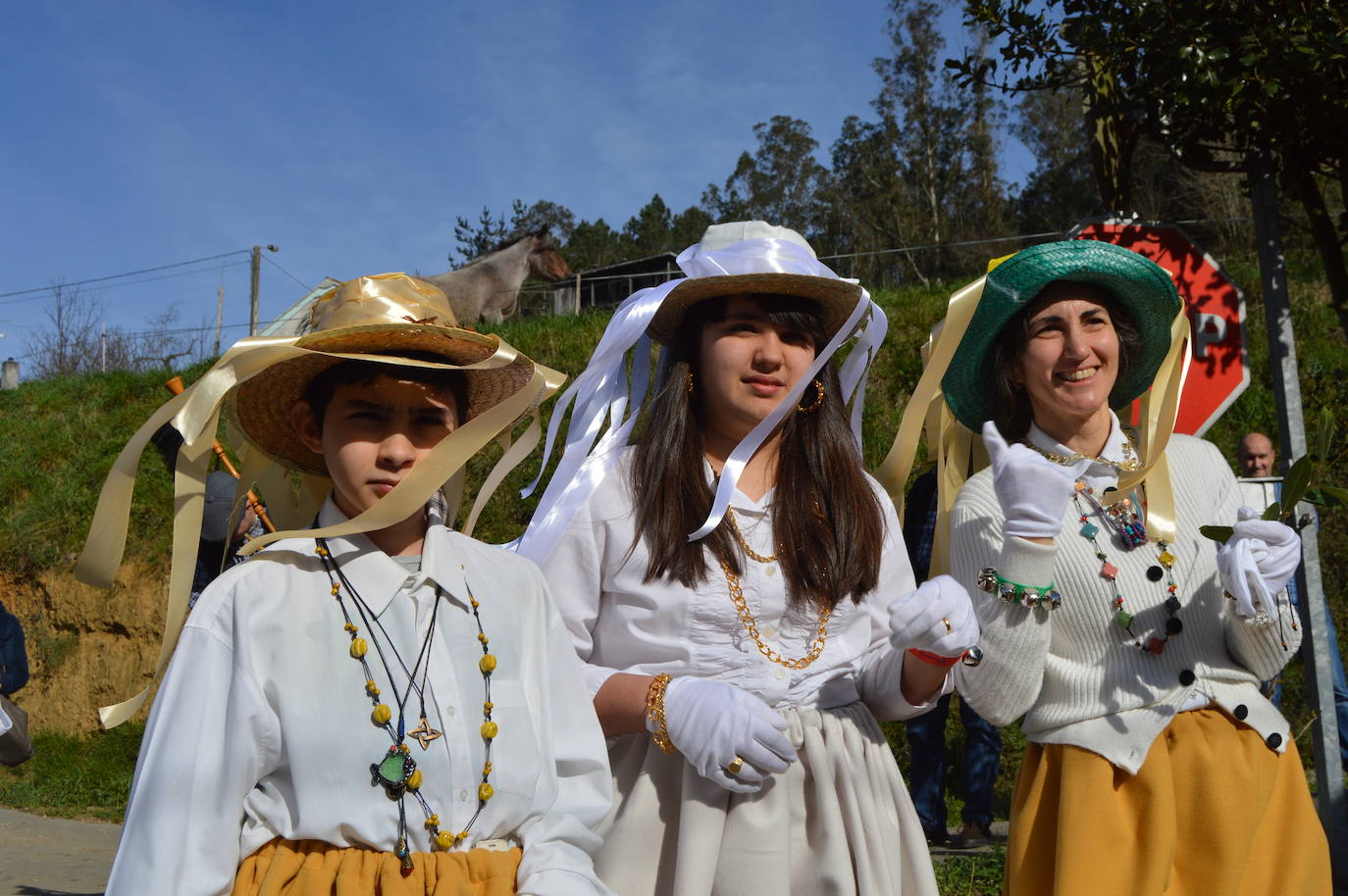 Naraval y Navelgas, por la mañana y, por la tarde, Zardaín. Son las tres paradas de la comparsa de los Guilandeiros de Tineo. Sus 32 personajes recorren los pueblos haciendo travesuras y cantan para ganarse el aguinaldo. Este año, además, han sumado a los jóvenes que aspiran a tomar el relevo tras formarse en la Escuelina de Guilandeiros. 