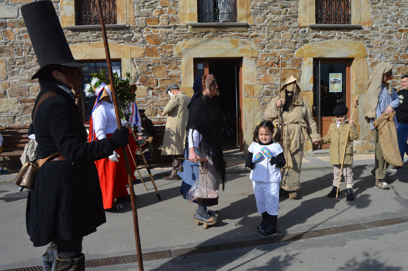 Naraval y Navelgas, por la mañana y, por la tarde, Zardaín. Son las tres paradas de la comparsa de los Guilandeiros de Tineo. Sus 32 personajes recorren los pueblos haciendo travesuras y cantan para ganarse el aguinaldo. Este año, además, han sumado a los jóvenes que aspiran a tomar el relevo tras formarse en la Escuelina de Guilandeiros. 