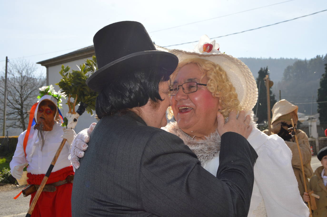 Naraval y Navelgas, por la mañana y, por la tarde, Zardaín. Son las tres paradas de la comparsa de los Guilandeiros de Tineo. Sus 32 personajes recorren los pueblos haciendo travesuras y cantan para ganarse el aguinaldo. Este año, además, han sumado a los jóvenes que aspiran a tomar el relevo tras formarse en la Escuelina de Guilandeiros. 