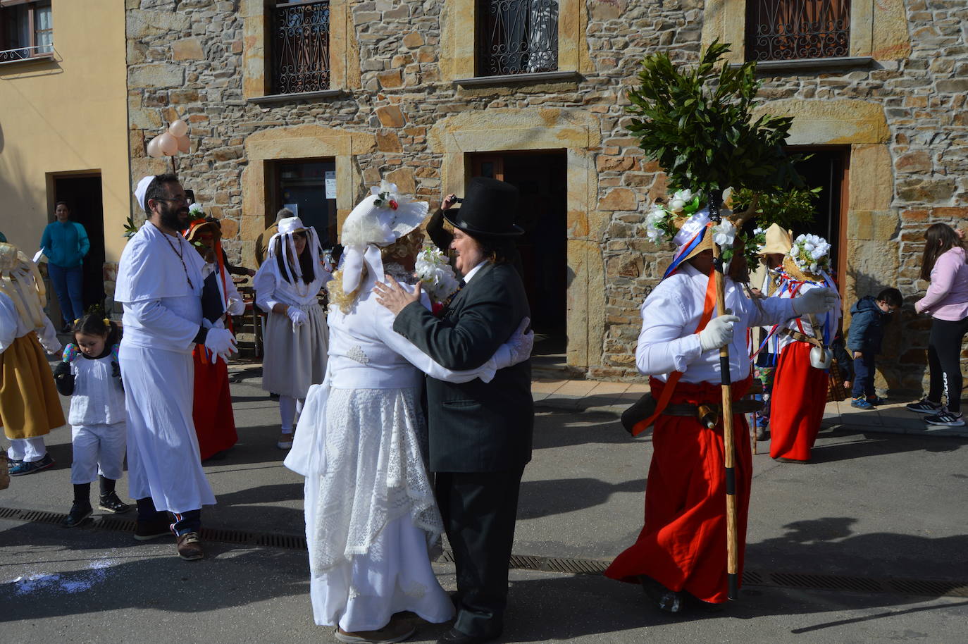 Naraval y Navelgas, por la mañana y, por la tarde, Zardaín. Son las tres paradas de la comparsa de los Guilandeiros de Tineo. Sus 32 personajes recorren los pueblos haciendo travesuras y cantan para ganarse el aguinaldo. Este año, además, han sumado a los jóvenes que aspiran a tomar el relevo tras formarse en la Escuelina de Guilandeiros. 