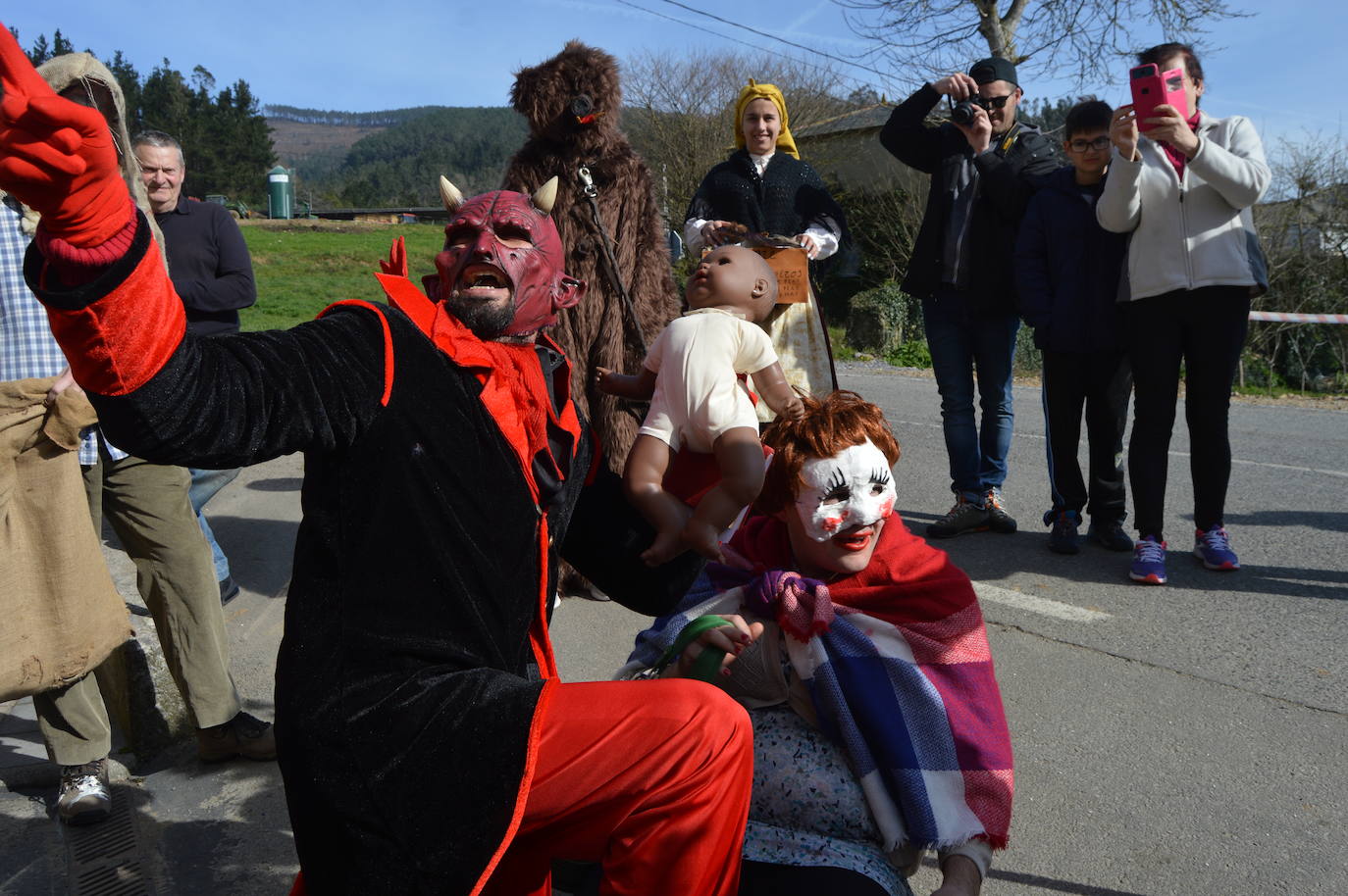 Naraval y Navelgas, por la mañana y, por la tarde, Zardaín. Son las tres paradas de la comparsa de los Guilandeiros de Tineo. Sus 32 personajes recorren los pueblos haciendo travesuras y cantan para ganarse el aguinaldo. Este año, además, han sumado a los jóvenes que aspiran a tomar el relevo tras formarse en la Escuelina de Guilandeiros. 