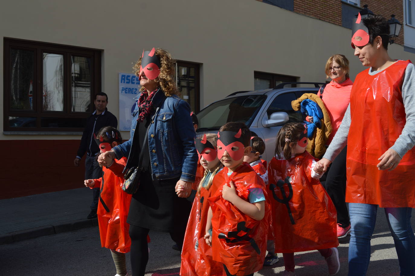 Naraval y Navelgas, por la mañana y, por la tarde, Zardaín. Son las tres paradas de la comparsa de los Guilandeiros de Tineo. Sus 32 personajes recorren los pueblos haciendo travesuras y cantan para ganarse el aguinaldo. Este año, además, han sumado a los jóvenes que aspiran a tomar el relevo tras formarse en la Escuelina de Guilandeiros. 