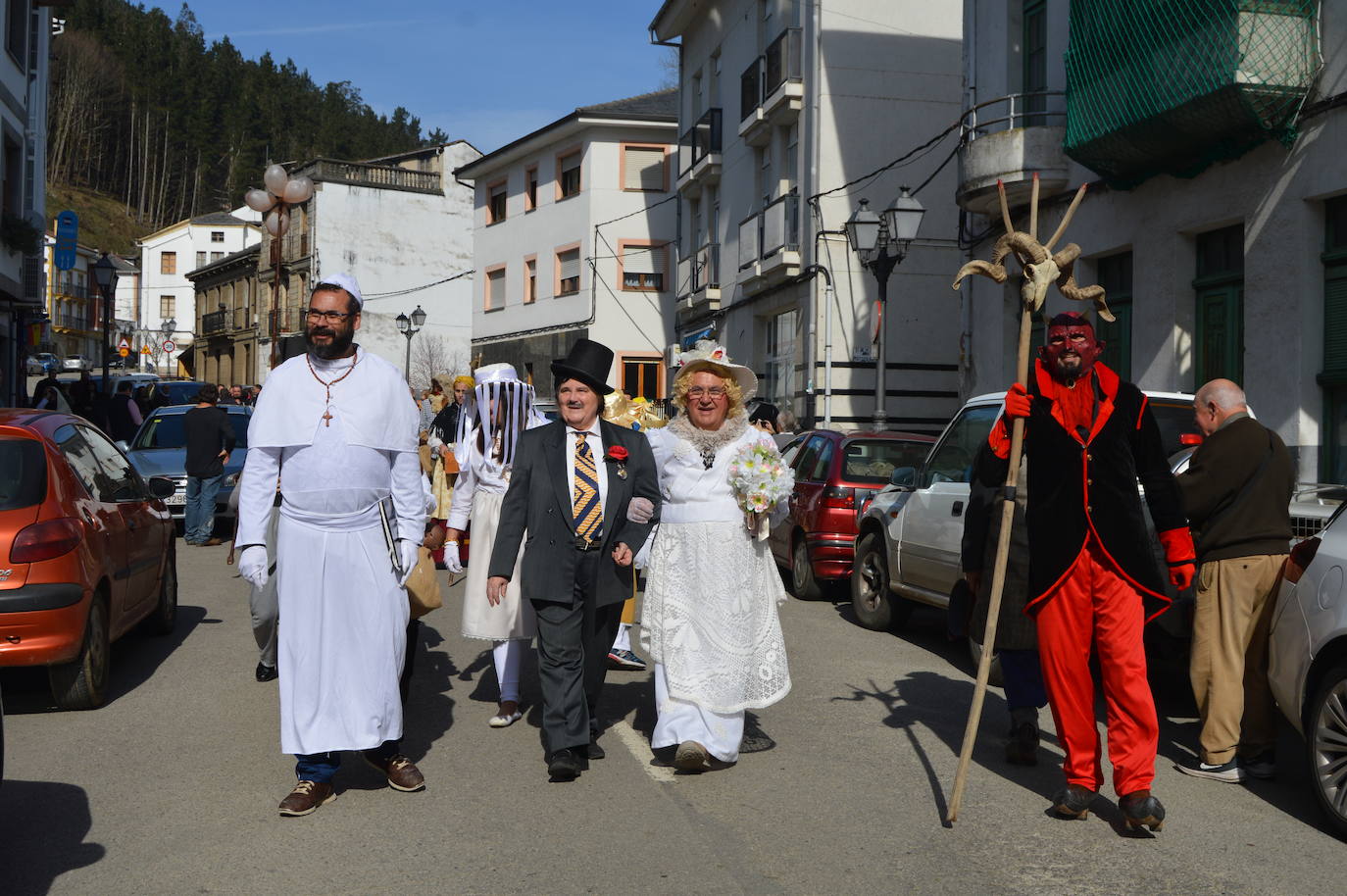 Naraval y Navelgas, por la mañana y, por la tarde, Zardaín. Son las tres paradas de la comparsa de los Guilandeiros de Tineo. Sus 32 personajes recorren los pueblos haciendo travesuras y cantan para ganarse el aguinaldo. Este año, además, han sumado a los jóvenes que aspiran a tomar el relevo tras formarse en la Escuelina de Guilandeiros. 