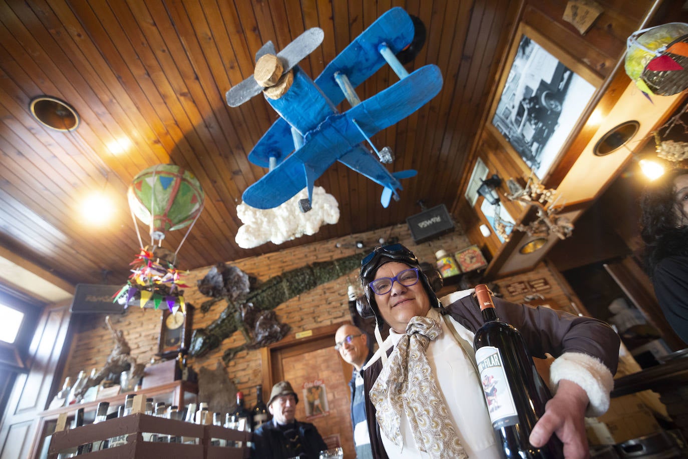 Una docena de bares de Avilés se han sumado al Carnaval con la decoración de sus fachadas. Con una cita inspirada en los años veinte, todos ellos trasladan al visitante a la época del cabaret y los gánsters. En esta imagen, el bar La Llosa, en Carlos Lobo.