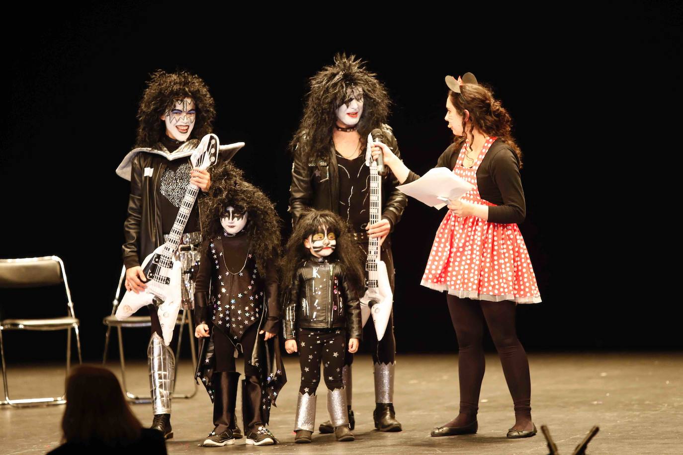 Desfile de originalidad antroxera de las familias gijonesas en el concurso infantil