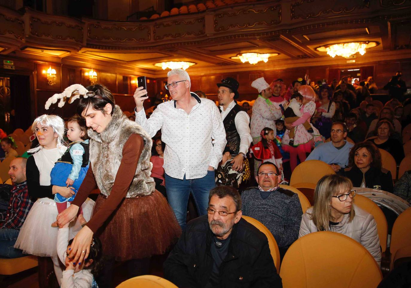 Desfile de originalidad antroxera de las familias gijonesas en el concurso infantil